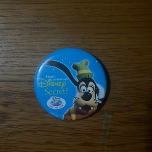 Walt DISNEY GOOFY "Heard the Best Kept DISNEY Secret" Button collectible pin